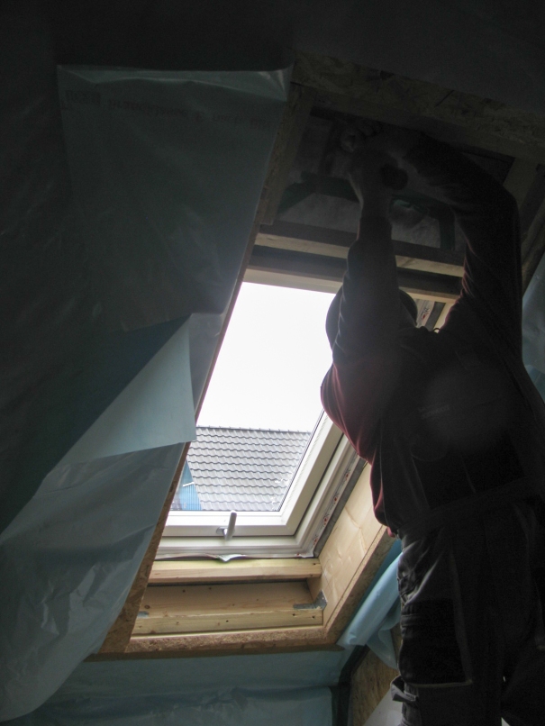 Darek zimmert die Fensterverkleidung für die Dachfenster