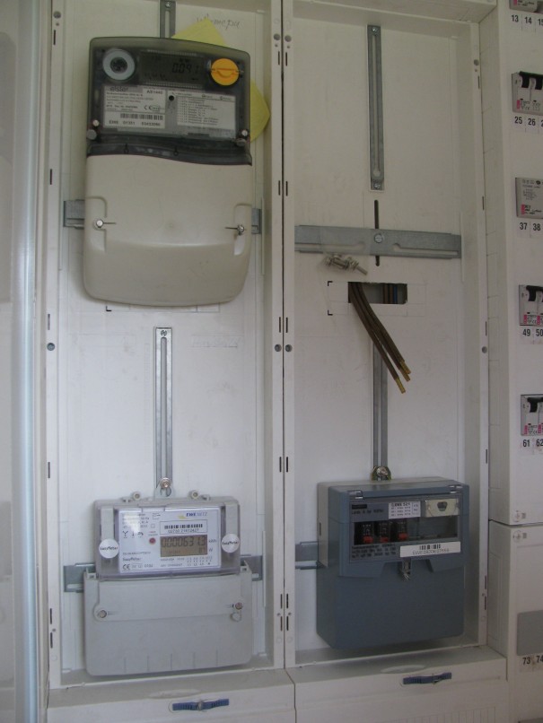 Zum Stromzähler (unten links) gesellt sich nun ein Tarifschaltgerät (unten rechts) und ein Wärmepumpenstromzähler (oben)