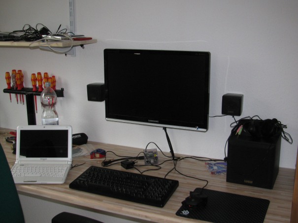Unsere Monitore sind jetzt auch an der Wand befestigt. Wehret dem verstaubten Schreibtisch. :)